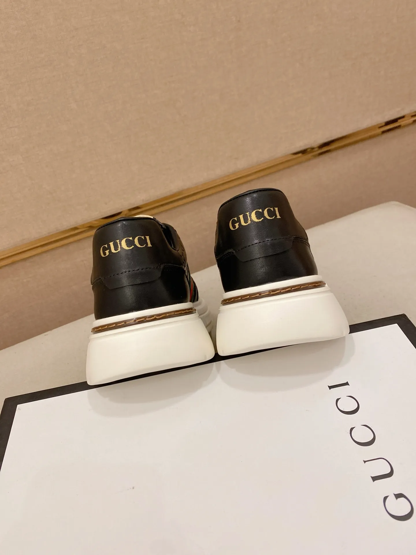 Men's shoes💰 420💰The new GUCCI (Gucci) counters are launched simultaneously. The new men's shoes, 😘fabrics are selected from imported cowhide, and the lining is sheepskin lining. 👍🏿 High-end ☄️ air-cushion molded anti-slip rubber outsole, exquisite lines, simple and elegant, comfortable and high-end for leisure travel. Code number: 38 to 44 (45 can be customized and cannot be returned or exchanged)